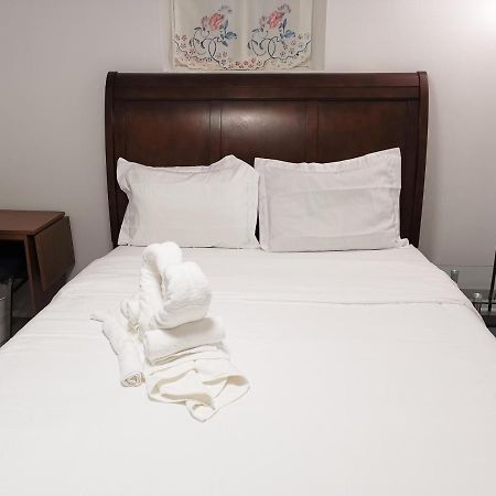 Tidy Private Rooms With Full Kitchen Toronto Exteriör bild