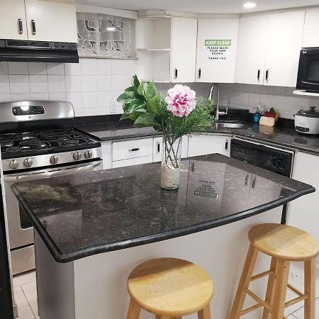 Tidy Private Rooms With Full Kitchen Toronto Exteriör bild