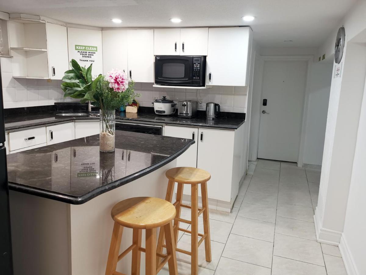 Tidy Private Rooms With Full Kitchen Toronto Exteriör bild