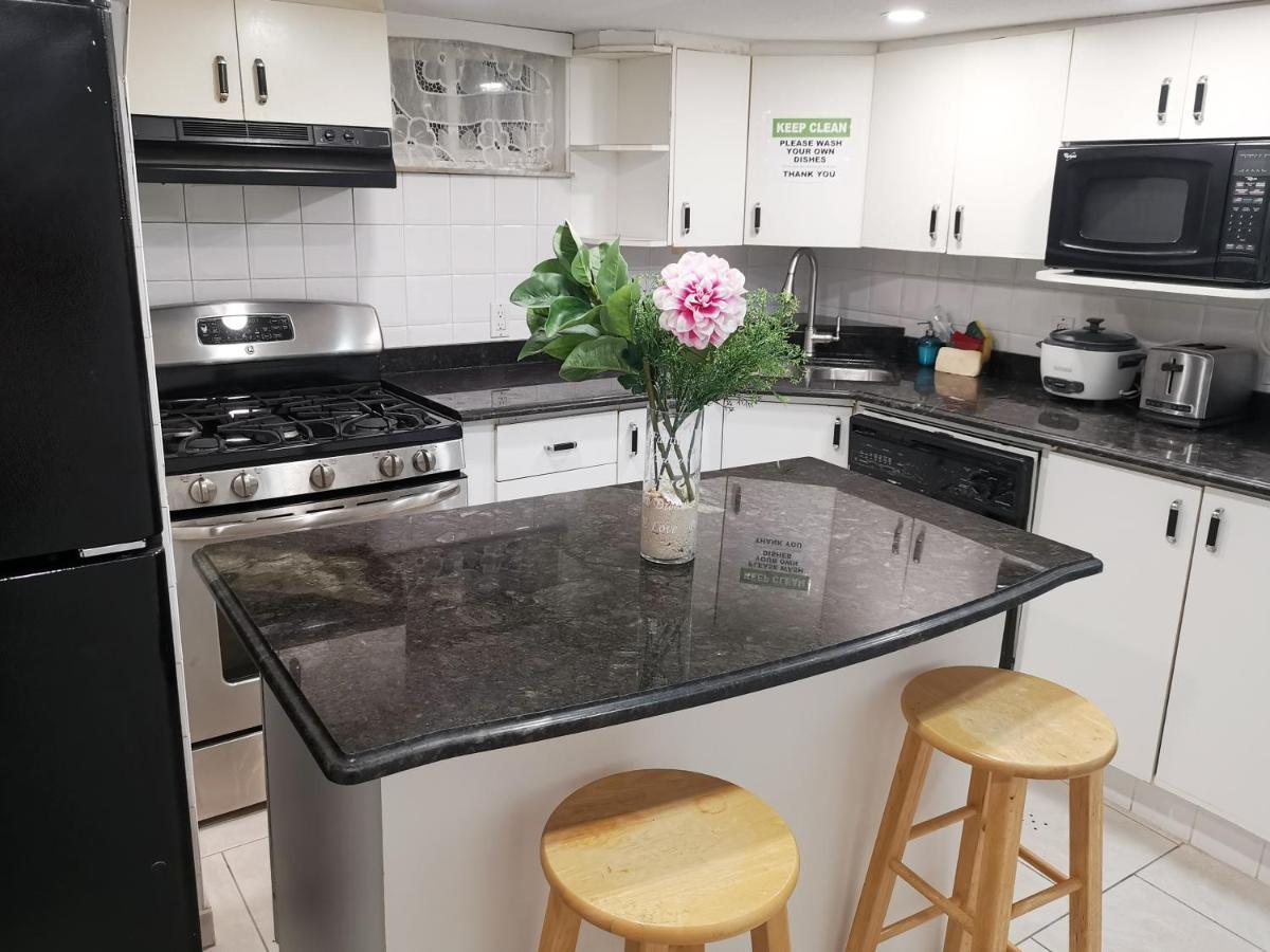 Tidy Private Rooms With Full Kitchen Toronto Exteriör bild
