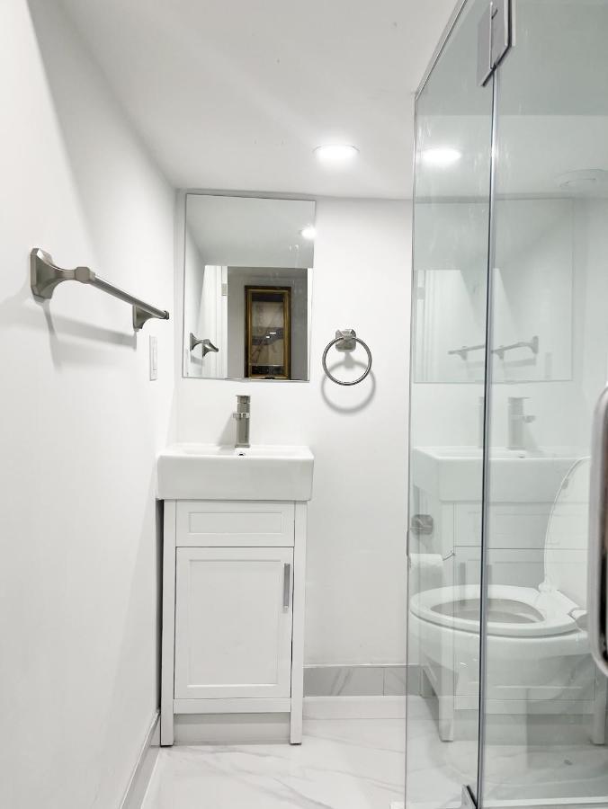 Tidy Private Rooms With Full Kitchen Toronto Exteriör bild