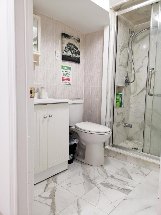 Tidy Private Rooms With Full Kitchen Toronto Exteriör bild